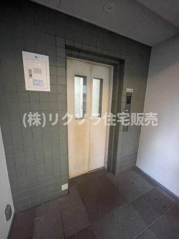 エルフラッツ萱島のその他共用部分|エレベーター1基
■物件内覧・資金計画相談・住宅ローン相談、リフォーム相談、お問合せ受付中■
※当日・翌日のご内覧、ご相談はお電話でのお問合せがスムーズです！