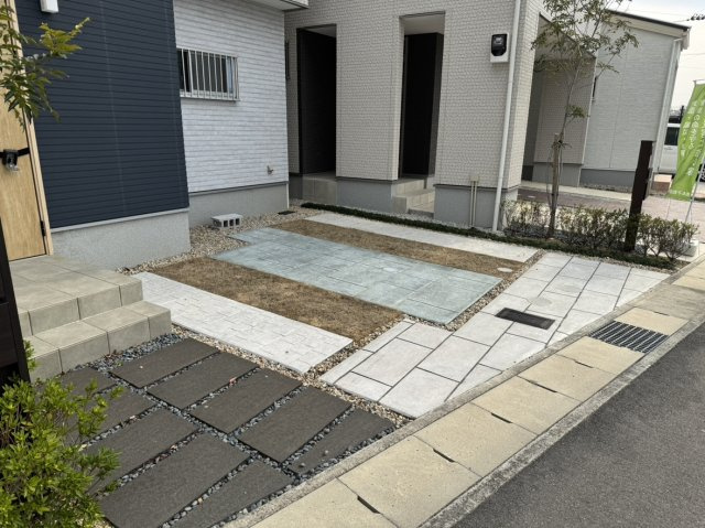 古川町ニュータウン　24号地の駐車場|駐車２台可能スぺ―ス。全面に耐久性の高いスタンプコンクリートを施工。