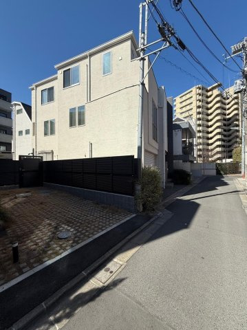 目黒区上目黒　中古戸建の前面道路含む現地写真