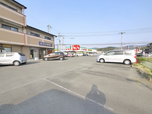 メゾンジョワの駐車場