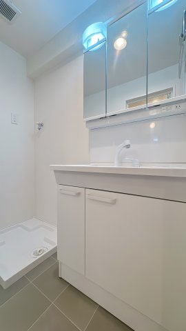 【独立洗面台】 | ライオンズマンション長丘ガーデン2番館 | １日の始まりを迎える洗面所。真っ白なドレッサーに向き合って、まっさらな気持ちで。