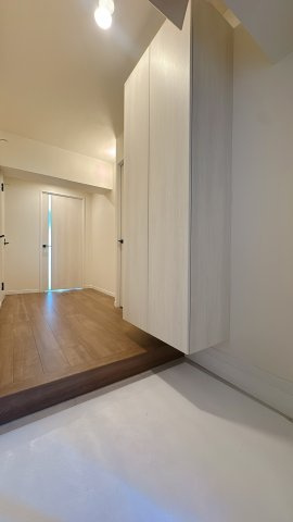 【玄関】 | ライオンズマンション長丘ガーデン2番館 | 靴を脱いで、ふと見上げると真っすぐに伸びる廊下。その先に大切な家族が待つ幸せ。