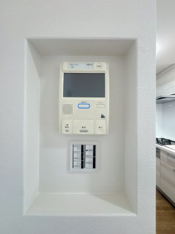 【防犯設備】 | ライオンズマンション長丘ガーデン2番館 | 「見える安心」をカタチにしたモニター付きインターホン。お子様の留守番時にも安心です。