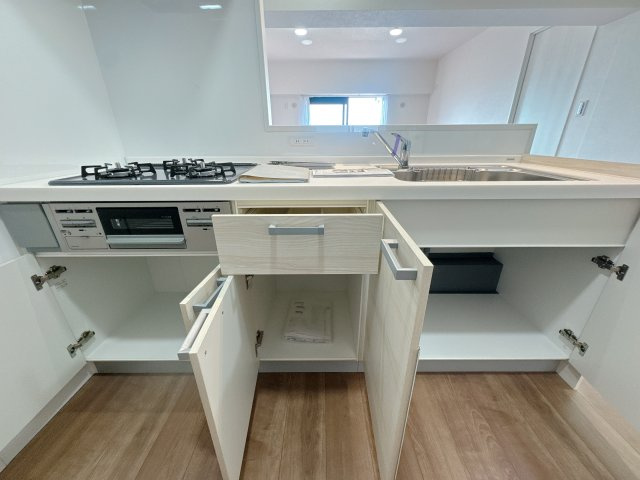 【キッチン】 | ライオンズマンション長丘ガーデン2番館 | 機能性とデザイン性を両立させた、リノベーション物件ならではの素敵なキッチン。立ってみるとそれがよく分かります♪