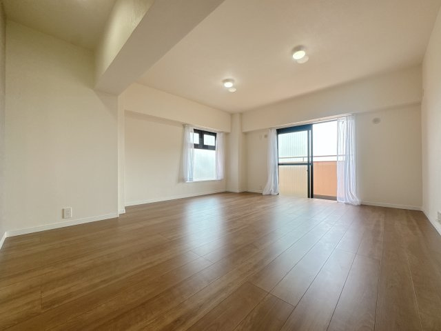 【居間・リビング】 | ライオンズマンション長丘ガーデン2番館 | 機能性とデザイン性を両立させた、リノベーション物件ならではの素敵な室内。実際に見てみるとそれがよく分かります♪