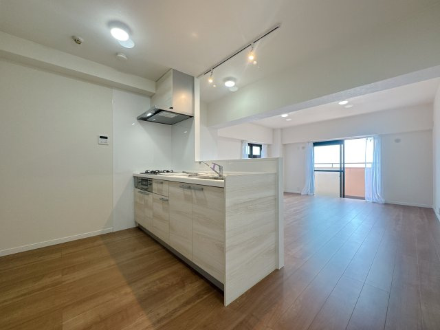 【居間・リビング】 | ライオンズマンション長丘ガーデン2番館 | ゆっくりくつろげるLDKは大きな窓からたっぷりの日差しが取り込める心地の良い空間。日中は明かりが無くても過ごせます。