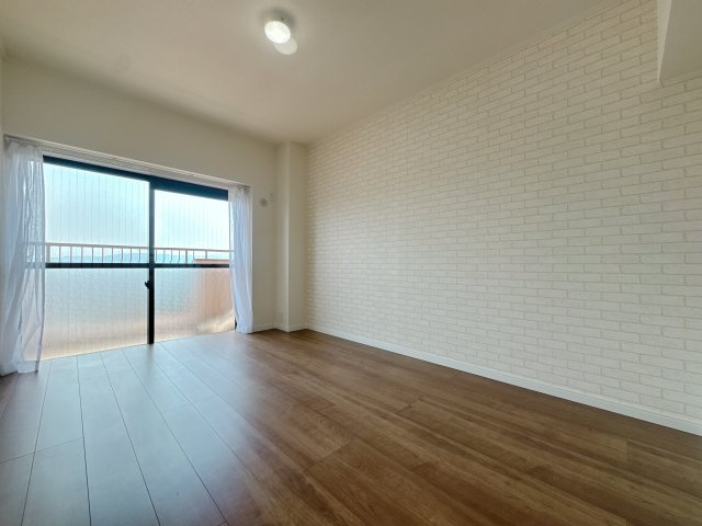 【洋室】 | ライオンズマンション長丘ガーデン2番館 | バルコニーから入る陽射しが包み込むこの場所は子供部屋や主寝室に最適です.