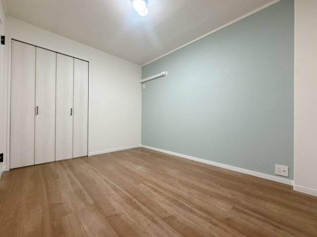 【洋室】 | ライオンズマンション長丘ガーデン2番館 | 家族それぞれ快適な空間は違うからこそ、インテリアの配置もアレンジしやすいシンプルなデザインに。