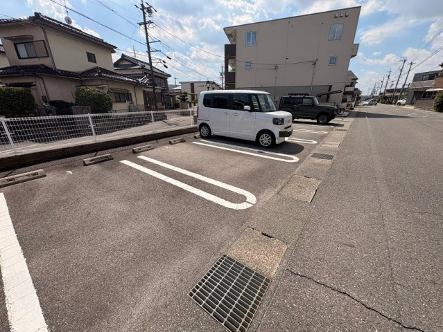 レフィナードの駐車場