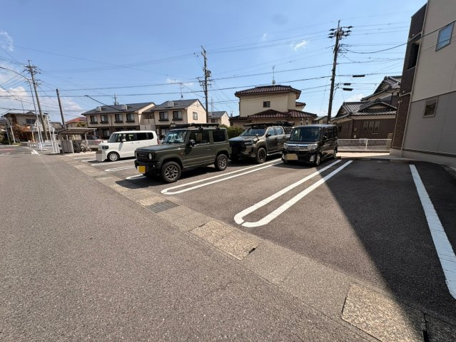 レフィナードの駐車場