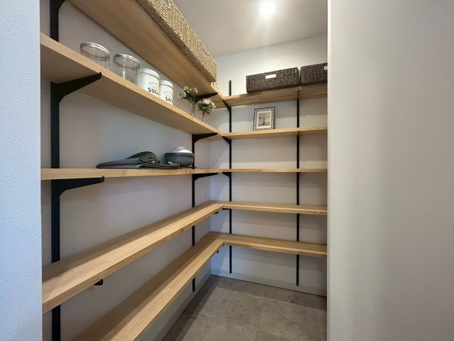 【価格改定】イトーピア向日マンションB棟の収納|キッチン横には冷蔵庫置き場、パントリーがございますので、隠す収納でお洒落なキッチンスペースをお作りいただけます(^^)/