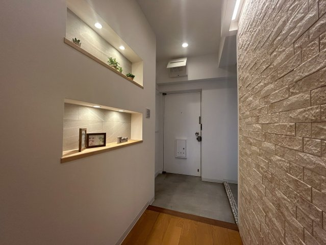 【価格改定】イトーピア向日マンションB棟の玄関|玄関前のホールスペースにはデザインされたお洒落な壁面、インテリアを飾れるスペースもございます！