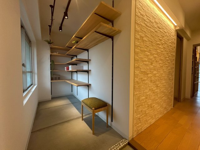 【価格改定】イトーピア向日マンションB棟の玄関|玄関横には土間スペースがあり、お子様のお外遊びの道具やシューズ収納、様々な収納スペースにもお使いいただけるスペースです(^^♪