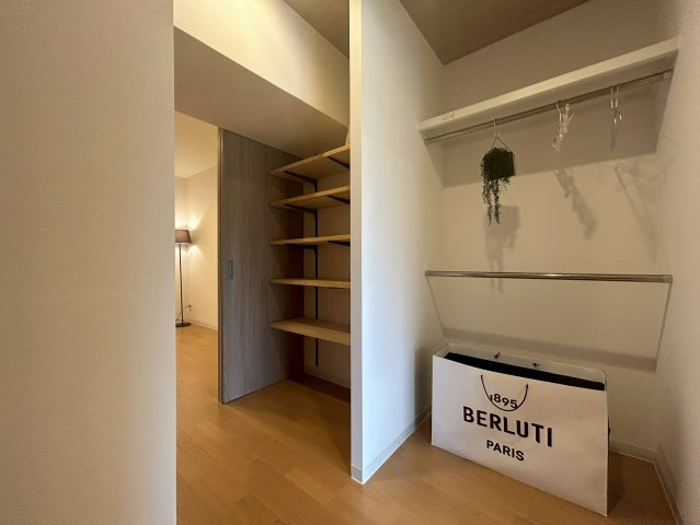 【価格改定】イトーピア向日マンションB棟の収納|2部屋の洋室間にはWCLがございますので、動線にもなり大変使いやすくなっております！