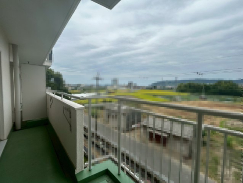 【価格改定】イトーピア向日マンションB棟のバルコニー|南向きバルコニーは日当たり・痛風良好(^^)/
眺望ものどかでとても落ち着く景色が広がっております！