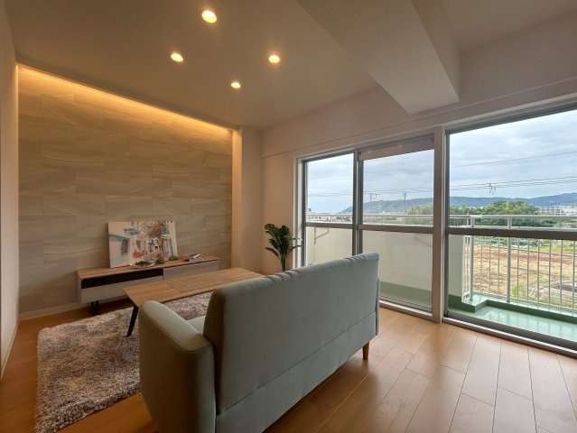 【価格改定】イトーピア向日マンションB棟の居間・リビング|南側からの採光はリビング全体を明るくしてくれます！日当たりもよく自然を堪能できます♪