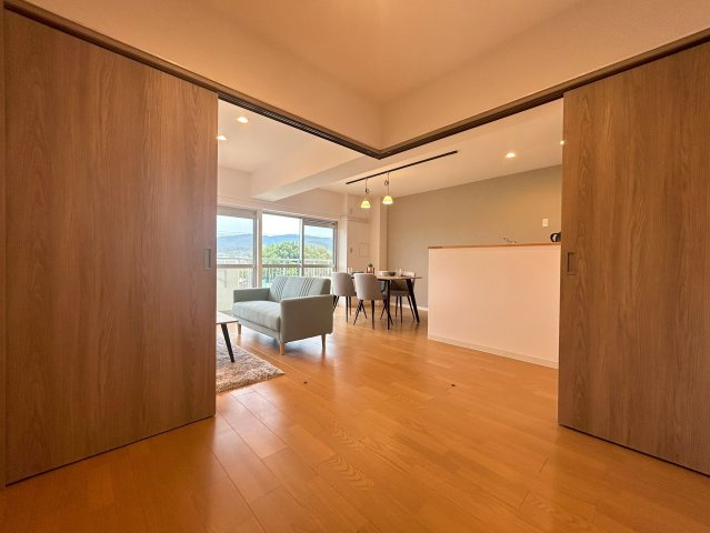 【価格改定】イトーピア向日マンションB棟の洋室|洋室からのリビングはフラットな造りとなっており、扉を開けて広々空間としてもお使いただけます(^^)/