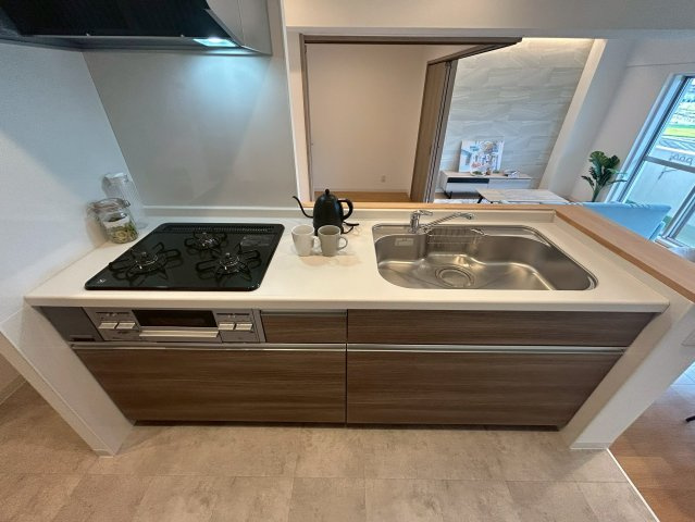 【価格改定】イトーピア向日マンションB棟のキッチン|３口コンロ付きのシステムキッチン。
カウンタータイプの使いやすいキッチンです！