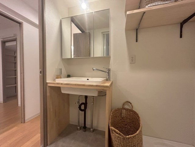 【価格改定】イトーピア向日マンションB棟の洗面所|オープンデザインの洗面台！下部のスペースは自由な家具でデザインできるスペースとなっております♪