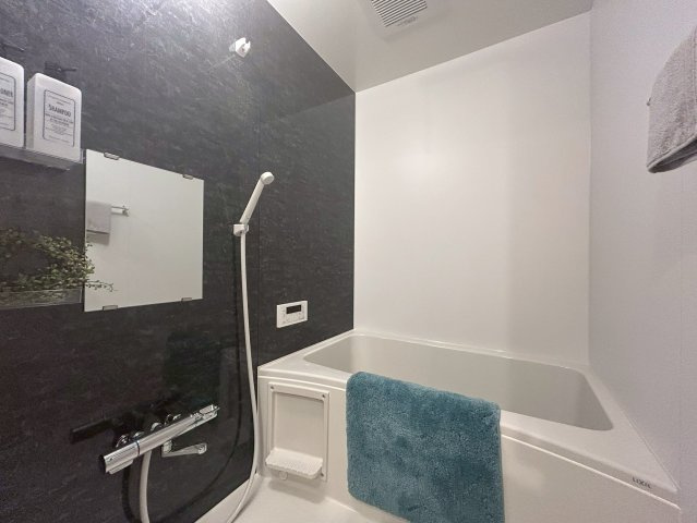 【価格改定】イトーピア向日マンションB棟の浴室|アクセントパネルのあるお洒落な浴室空間です！