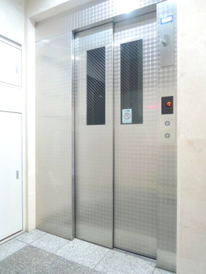 【その他共用部分】 | カインドステージ横浜台町 | お買い物時やベビーカーの出し入れに便利なエレベーター付です。