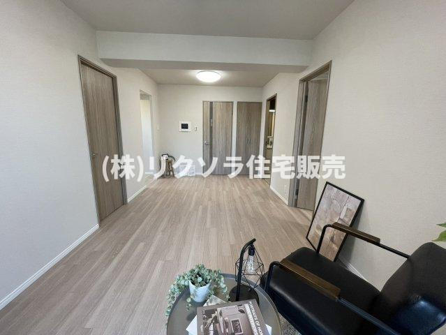 ダイアパレス香里園ブライトスクエアの居間・リビング|リビング13.3帖
■物件内覧・資金計画相談・住宅ローン相談、リフォーム相談、お問合せ受付中■
※当日・翌日のご内覧、ご相談はお電話でのお問合せがスムーズです！