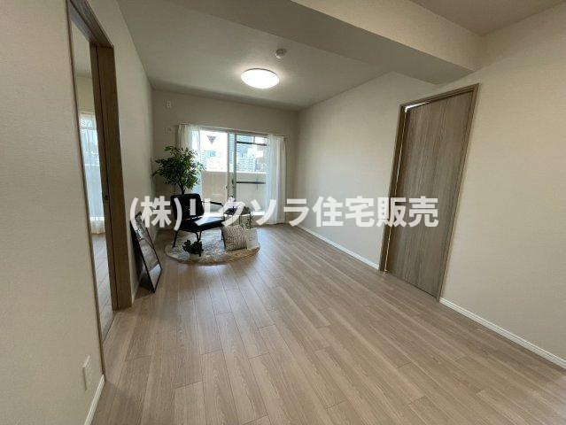 ダイアパレス香里園ブライトスクエアのキッチン|リビング13.3帖
■物件内覧・資金計画相談・住宅ローン相談、リフォーム相談、お問合せ受付中■
※当日・翌日のご内覧、ご相談はお電話でのお問合せがスムーズです！