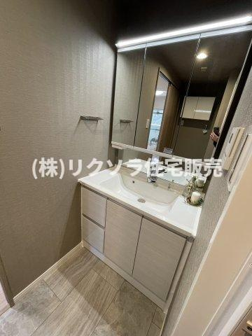 ダイアパレス香里園ブライトスクエアの独立洗面台|三面鏡付き独立洗面台
■物件内覧・資金計画相談・住宅ローン相談、リフォーム相談、お問合せ受付中■
※当日・翌日のご内覧、ご相談はお電話でのお問合せがスムーズです！