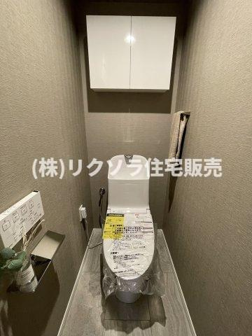 ダイアパレス香里園ブライトスクエアのトイレ|温水洗浄便座付き
■物件内覧・資金計画相談・住宅ローン相談、リフォーム相談、お問合せ受付中■
※当日・翌日のご内覧、ご相談はお電話でのお問合せがスムーズです！