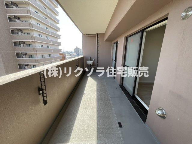 ダイアパレス香里園ブライトスクエアのバルコニー|広々バルコニー　スロップシンク付き
■物件内覧・資金計画相談・住宅ローン相談、リフォーム相談、お問合せ受付中■
※当日・翌日のご内覧、ご相談はお電話でのお問合せがスムーズです！