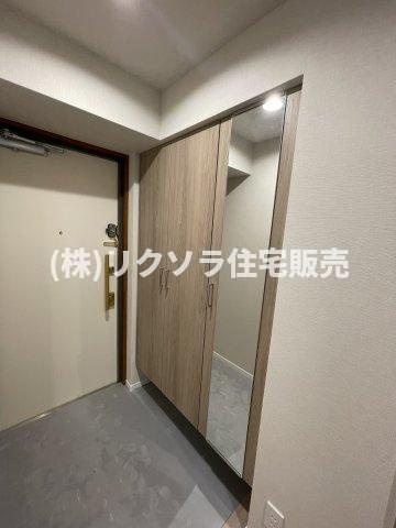 ダイアパレス香里園ブライトスクエアの収納|姿見付きシューズクローゼット
■物件内覧・資金計画相談・住宅ローン相談、リフォーム相談、お問合せ受付中■
※当日・翌日のご内覧、ご相談はお電話でのお問合せがスムーズです！