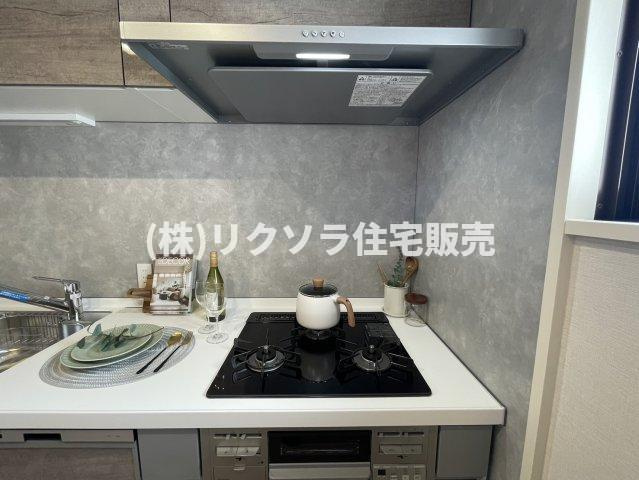 ダイアパレス香里園ブライトスクエアのキッチン|ビルトイン三口コンロ
■物件内覧・資金計画相談・住宅ローン相談、リフォーム相談、お問合せ受付中■
※当日・翌日のご内覧、ご相談はお電話でのお問合せがスムーズです！