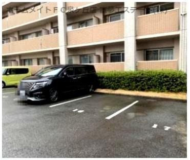 アクア深井の駐車場