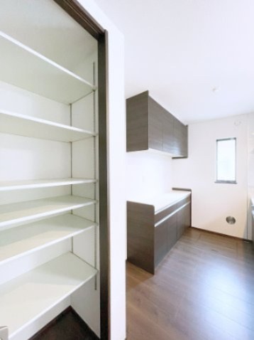 伊達市箱崎字布川　CLEIAS TOWN　の収納|キッチン横パントリー収納♪
