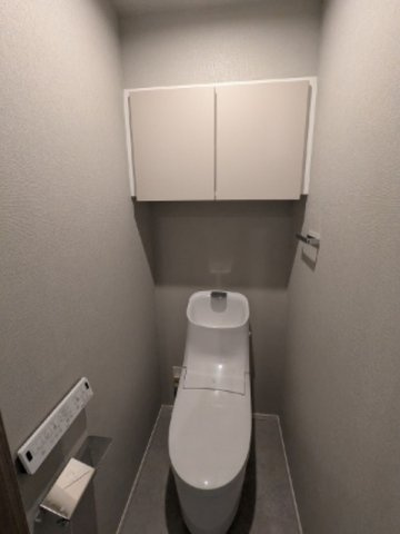 ミリアレジデンス蔵前のトイレ|ペーパーホルダーにスマホストレージ付、温水洗浄便座です