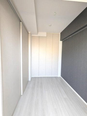 ミリアレジデンス蔵前の設備|クローゼット付きのバルコニーに面した洋室です