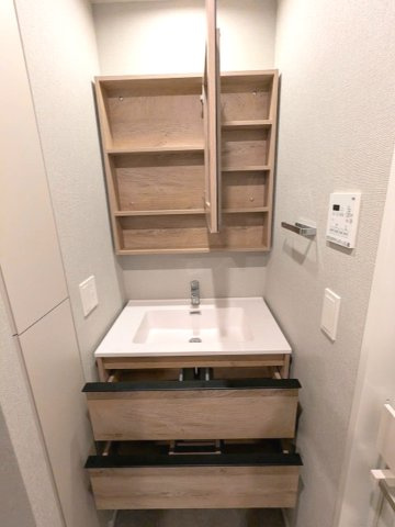 ミリアレジデンス蔵前の設備|トイレと独立した2面鏡付洗面台、洗面台下にヘルスメーターストックあります