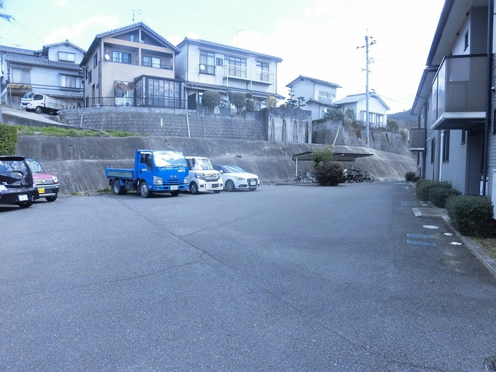 アビタシオンⅢの駐車場