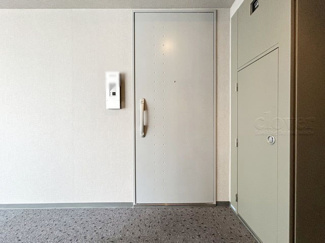 【その他共用部分】 | 皆様をお迎えする、お部屋の玄関ドア。開けやすさや開放角度、ドアノブの操作しやすさや鍵の形状などを、現地で一度ご確認ください。～即日のご見学可能～　お問合せはお気軽にどうぞ。
