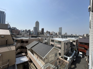 【展望】 | 眼前に広がる空の雄大さと、このお部屋の自慢の一つである「眺望」をご覧ください。毎日、この景色を独り占めできる新生活に夢が広がります。～即日のご見学可能～　お問合せはお気軽にどうぞ。
