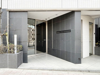 【エントランス】 | お客様を、そして住人を出迎えてくれるマンションのエントランス。ゴミが落ちていないことからも、管理状態の良さや住民の節度の高さが見て取れます。～即日のご見学可能～　お問合せはお気軽にどうぞ。
