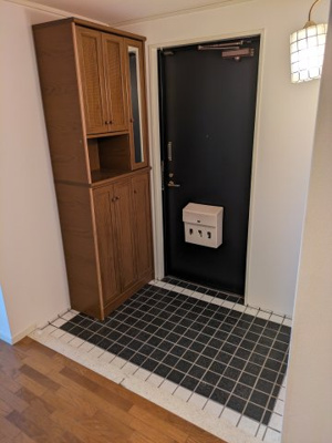 【玄関】 | ラフィーヌ芦屋 | 収納もある玄関です