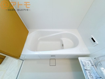 【浴室】 | 焼津市利右衛門3期　新築戸建　3号棟 | お子様やお年寄りが使いやすいだけでなく、半身浴にも便利なベンチタイプの湯舟です。お湯の節約にも！