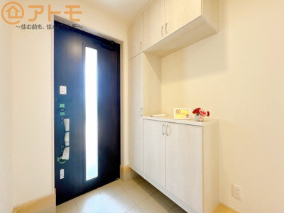 【玄関】 | 焼津市利右衛門3期　新築戸建　3号棟 | 収納スペースも充実した玄関。整理整頓がしやすい設計です。