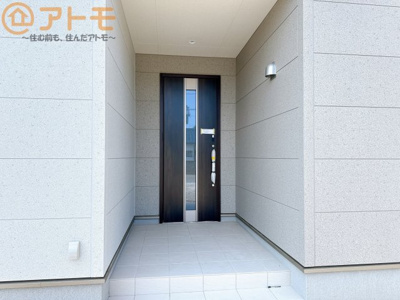 【玄関】 | 焼津市利右衛門3期　新築戸建　3号棟 | 落ち着いた色合いの玄関はダブルロックで防犯性に優れた仕様になっています♪