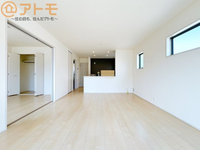 【居間・リビング】 | 焼津市利右衛門3期　新築戸建　3号棟 | 家族団らんのイメージは、リビングを思い浮かべませんか？リビングこそ広々としたお部屋が良いですね♪