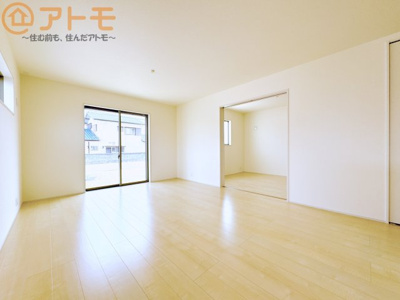 【居間・リビング】 | 焼津市利右衛門3期　新築戸建　3号棟 | 日当たりのよいリビングは、一年を通してぽかぽかとしています。家族が自然と集まる空間になりそうですね♪