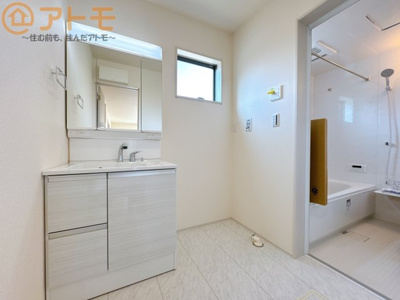 【独立洗面台】 | 焼津市利右衛門3期　新築戸建　3号棟 | シャワータイプの洗面台は、洗濯物の土汚れなどの予洗いもしやすいため、お子様のいるご家庭でも大活躍！