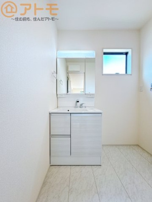 【独立洗面台】 | 焼津市利右衛門3期　新築戸建　3号棟 | 三面鏡の中は収納になっているため、スッキリとした洗面台を保つことができます♪