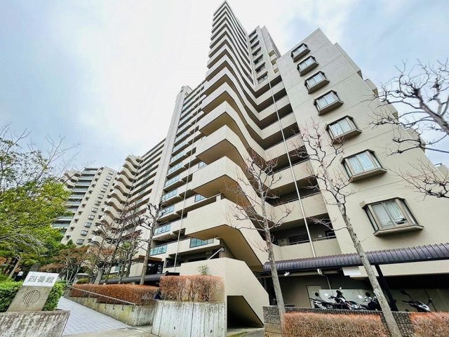 オークヒルズ香里四番館の外観|新しい生活にいかがでしょうか？外観はお住まいの顔になります。こだわりたいポイントですね。水回りリフォームやリノベーションも承ってます。
■現地見学・資金計画相談・住宅ローン相談もお問合せ受付中■